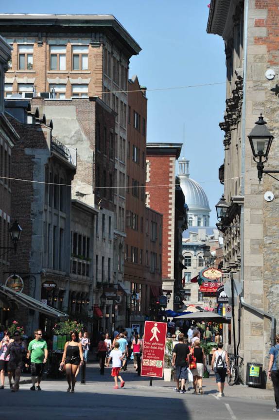 Caminhando pelas charmosas ruas centrais de Montreal, no Canadá